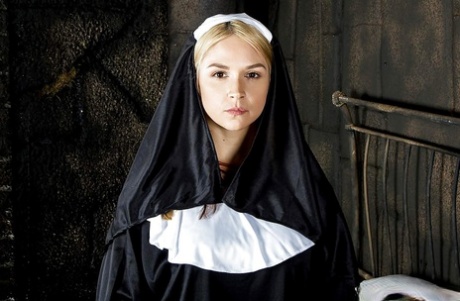 Cosplayowa solistka Sara Sloane rozbiera się do stroju zakonnicy na potrzeby sesji pornograficznej