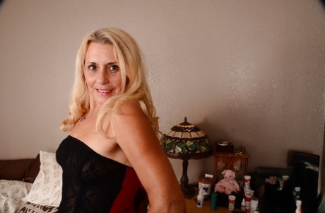 Erfaren blond babe Cristine Ruby sprider hårig fitta i strumpbyxor
