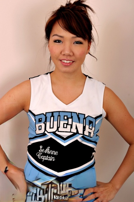 Amateur Aziatisch solo meisje werpt cheerleader uniform af om kleine tienertieten te ontbloten
