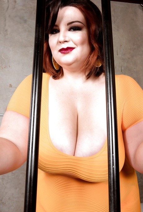 Brunette BBW Lucy Lenore befreit riesige Klopfer für Nippelspiel in der Gefängniszelle