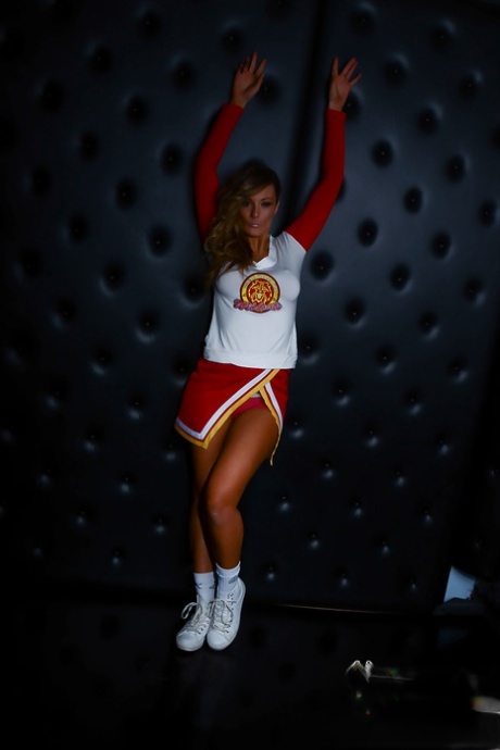 Cheerleader Elizabeth Bally befreit große Titten von der Uniform, bevor sie masturbiert