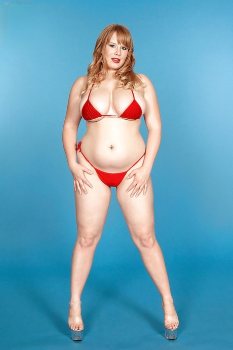 Fet babe i bikini Destiny Rose klär av sig naken för att reta sina bröst