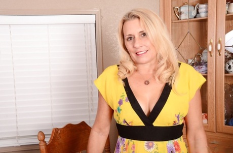 Dojrzała blondynka Cristine Ruby rozprowadzająca owłosioną pochwę na wysokich obcasach
