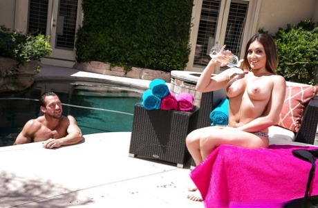 Latina-kæresten Jean Michaels smører store bryster udendørs ved swimmingpoolen