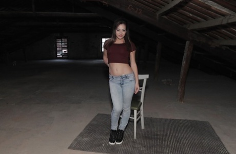 Latina solo meisje werpt jeans en slipje af om naakte kont te tonen