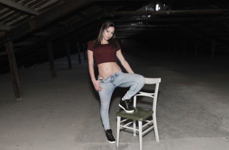 Latina babe Lucia Nieto strippar av jeans och trosor för att visa snygg rumpa