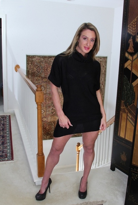 Ubrany MILF Ashley Brooke odsłaniający ogoloną cipkę na wysokich obcasach