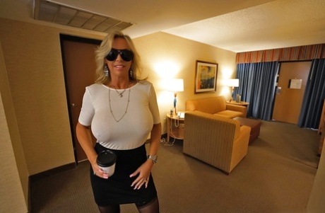 Oudere blonde huisvrouw Sandra Otterson bevrijdt massieve babe type borsten