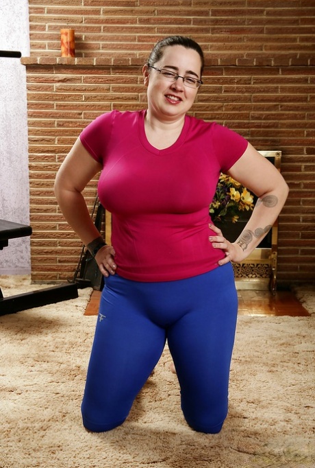 Gorda madura con gafas luciendo axilas peludas y pechos carnosos