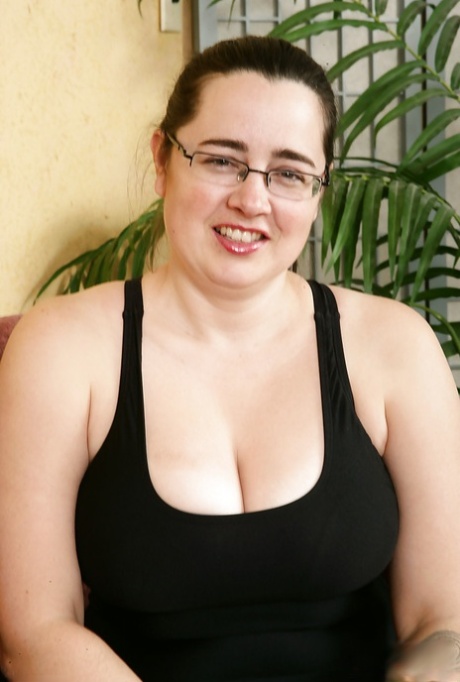Ameixa madura em óculos que barram seios grandes e vagina peluda