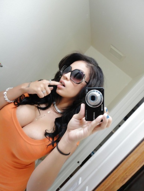 Latin babe in glasses Jamie Valentine shooting herself naked