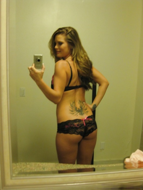 A namorada peituda Megan Fenox faz fotos amadoras do seu corpo nu