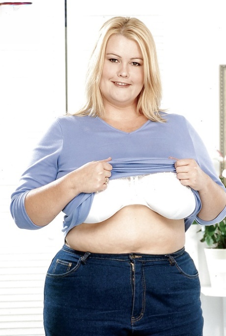 Den overvektige, blonde kvinnen Lou Lou viser frem massive hengepupper og rumpe.