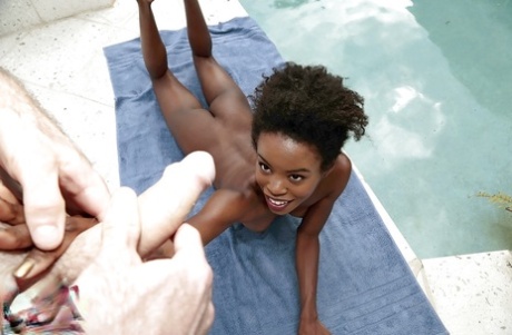 Mila Dulce se fait éjaculer par une bite blanche dans une piscine