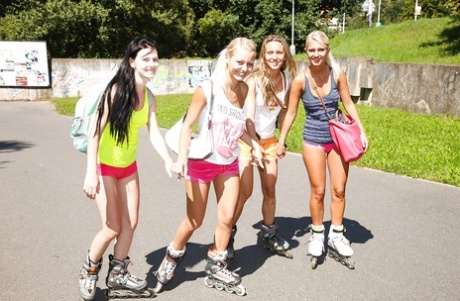 Tiener pot Sara J en vriendinnen rolschaatsen naakt op de weg