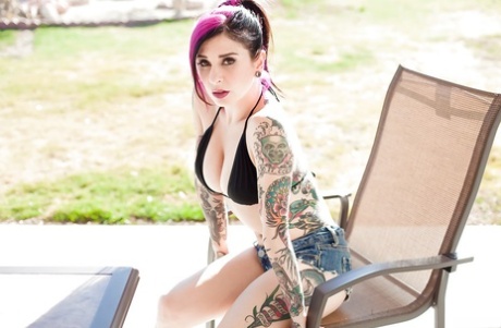 Joanna Angel, amadora tatuada, molha as mamas grandes da MILF com óculos de sol