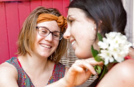 Les gouines amatrices Amanda B et Amber partagent un baiser lesbien avant de lécher les chattes