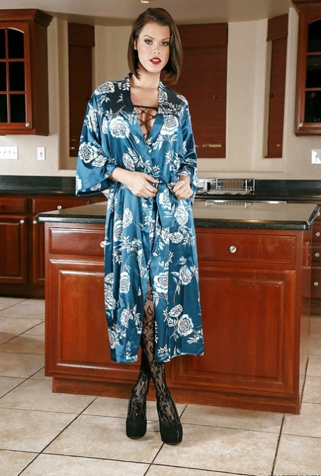 Piękna żona Peta Jensen pokazuje modelowanie seksownych pończoch w kuchni