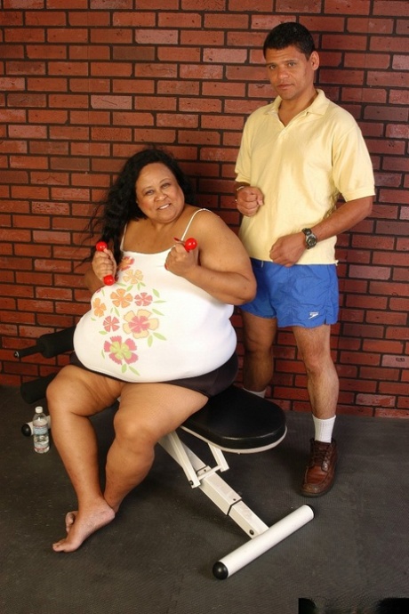Den overvektige filippinske damen Debrina suger kuk etter å ha blottet sine massive baller.