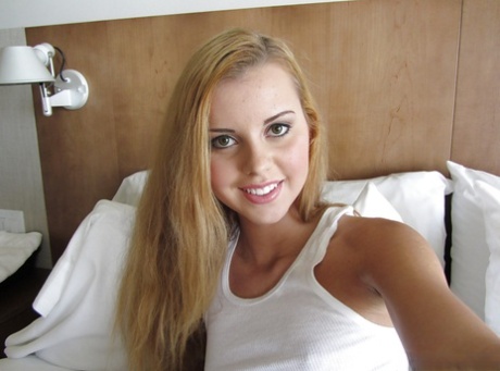 Ładna Latynoska Jessie Rogers robi selfie z ogoloną cipą i małymi cyckami