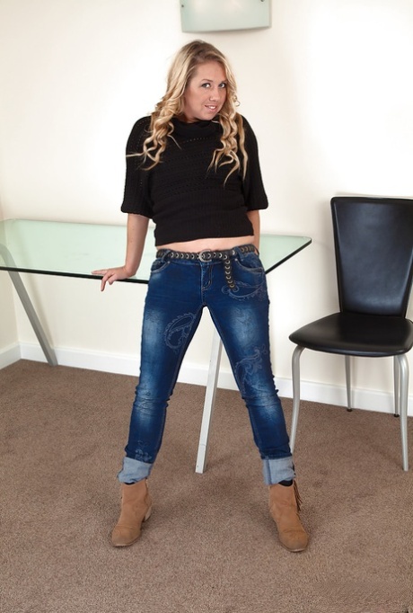 Zralá euromodelka Elle Macqueen uvolňuje chlupatou chňapku v džínách a kalhotkách