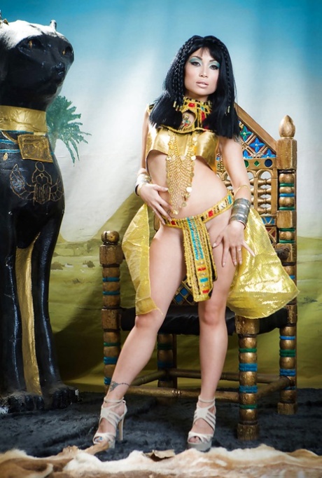 La studentessa bruna Rina Ellis libera il culo nudo dal costume di Cleopatra