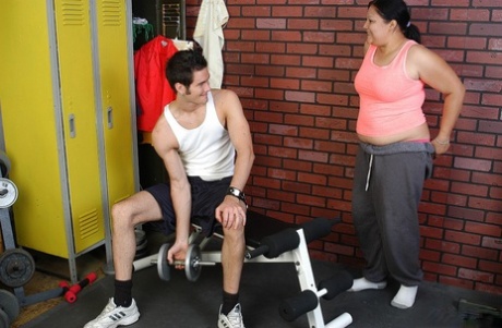 Mulher mais velha e gorda, Nancy, a chupar uma pila grande durante uma foda de mamas na sala de musculação