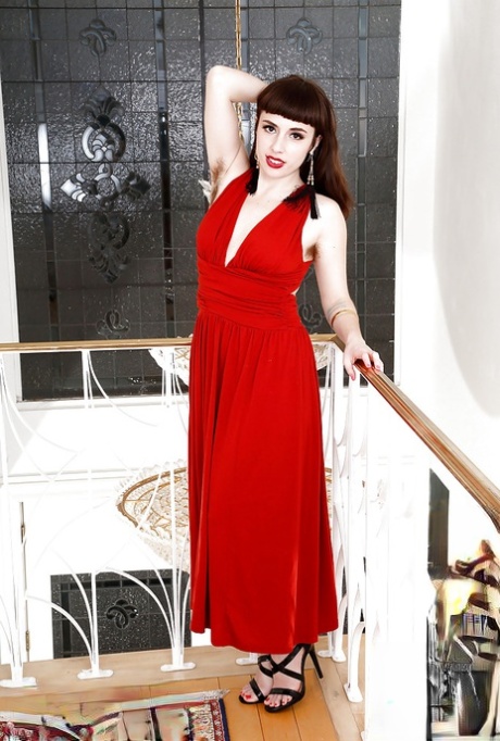 Reife Frau im roten Kleid Simone Delilah zeigt Ihre übermäßig behaarte Fotze