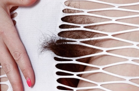 Den hårfagre solomodel Simone Delilah trækker i fisselæberne, mens hun onanerer