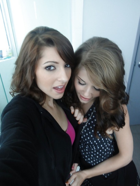 Tunna tonårsflator Lexi Bloom och Sensi Pearl tar nakna selfies