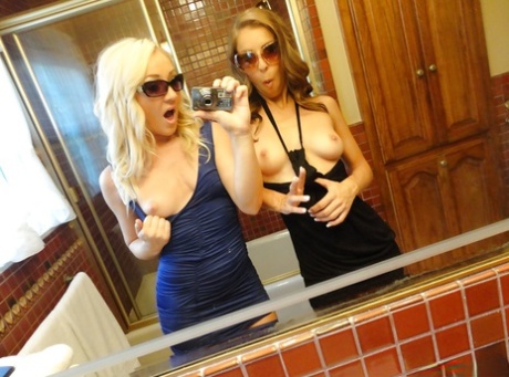 Teenie-Lesben Sienna Splash und Presley Hart machen nackte Selfies im Spiegel