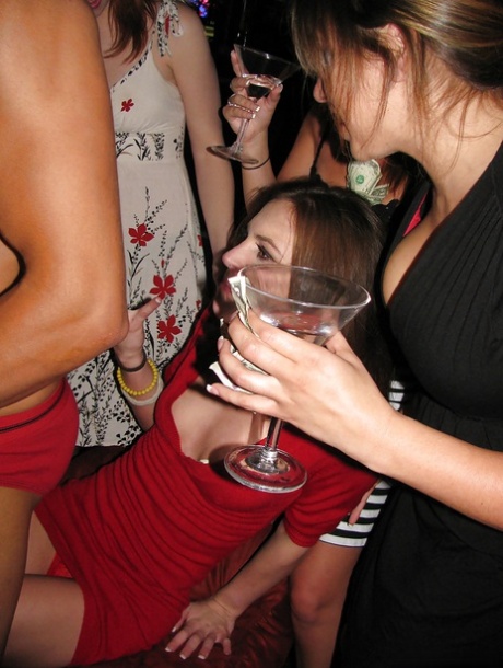 Kasey Chase zit met haar gezicht op een stripper en heeft een hete orgie