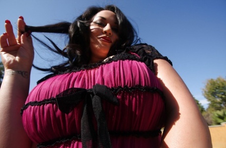 Vackra MILF babe Julia Juggs visar sina enorma bröst utomhus