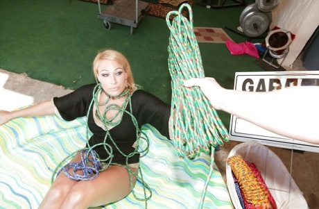 MILF Melanie Monroe blir knullet med leker og en stor pikk i bondage