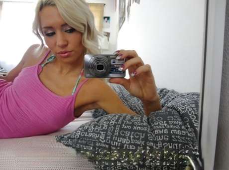 Kleine blonde tiener Kacey Jordan neemt naaktfoto