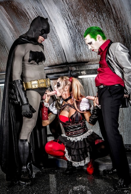 Pornostar Kleio Valentien saugt Batman und den Riddler gleichzeitig aus