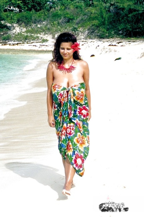 Den europeiske solomodellen Chloe Vevrier demonstrerer pupper i havet og på stranden.