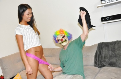 Любительская азиатка Amy Parks трахается и кончает на мужчину в клоунской маске