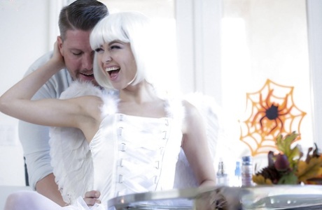 Platina blonde pornoster Riley Reid pijpt en berijdt lul in witte kousen