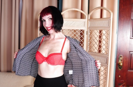 Zralá sólová modelka Alyce Porter se svléká do punčoch a pózuje nahá