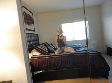 18-årig blond teenager Ash Hollywood tager nøgenbilleder af sig selv i spejlet