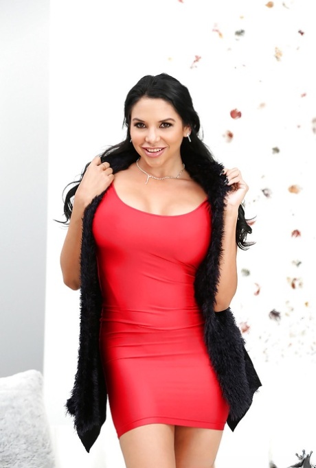 Sultry Latina sol girl 0Missy Martinez libérant ses seins de sa robe rouge moulante