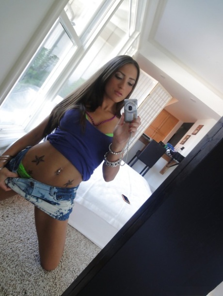 Tetování solo Dívka Lizz Tayler přičemž selfies v zrcadle při odstraňování oblečení