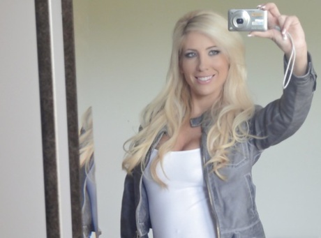 Die platinblonde Schönheit Tasha Reign macht Selfies, während sie sich auszieht