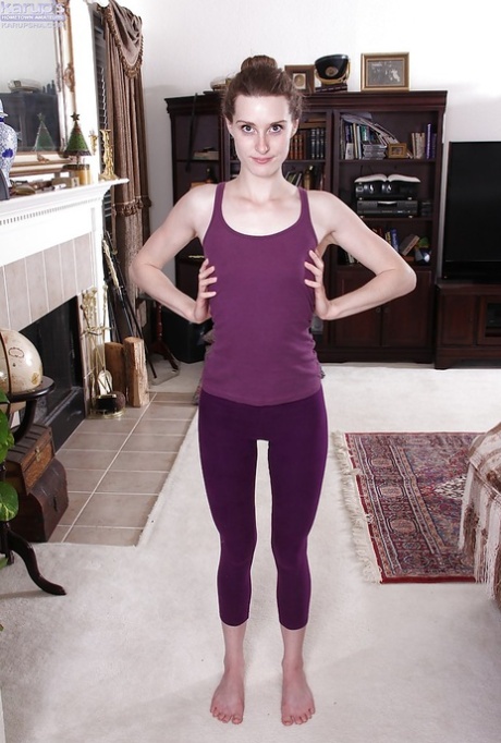 Den slanke amatørjenta Tara Estell kler av seg etter yogatimen for å være nakenmodell