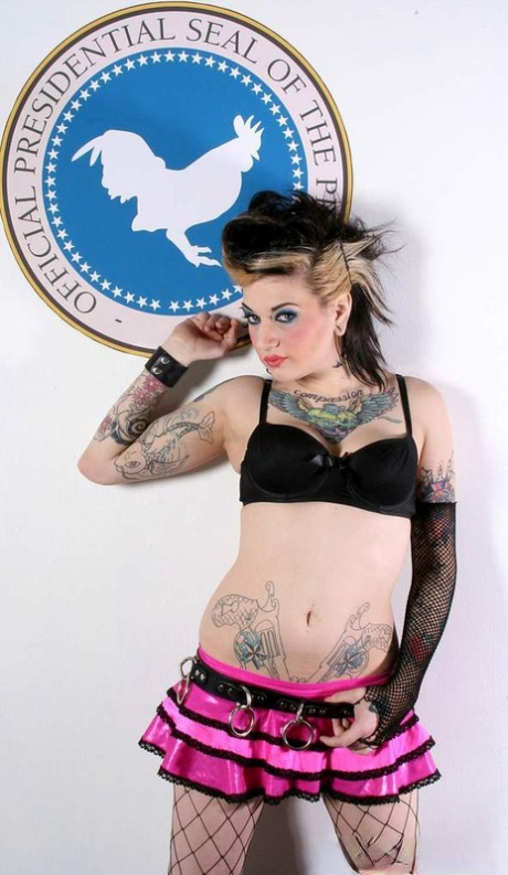 La modella tatuata Kylee Kross mostra il suo talento con le calze a rete