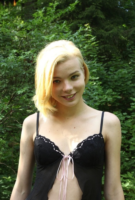 La simpatica teenager amatoriale Sophia Kitten posa nuda con calze al ginocchio nel bosco