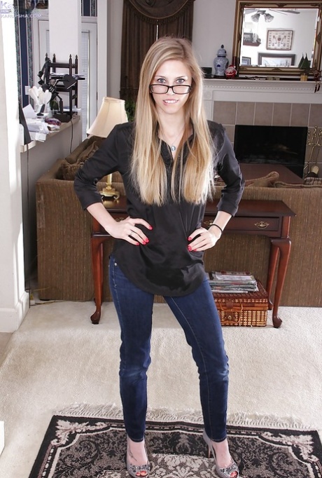 Одетый подросток Касси Кенсингтон впервые раздевается для моделирования в обнаженном виде