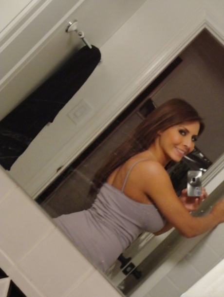 La ex-novia Madison Ivy enseñando melones y culo mientras se hace selfies