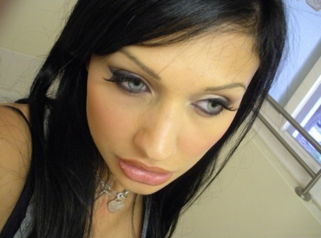 Europese chick Aletta Ocean neemt topless selfies in spiegel met string